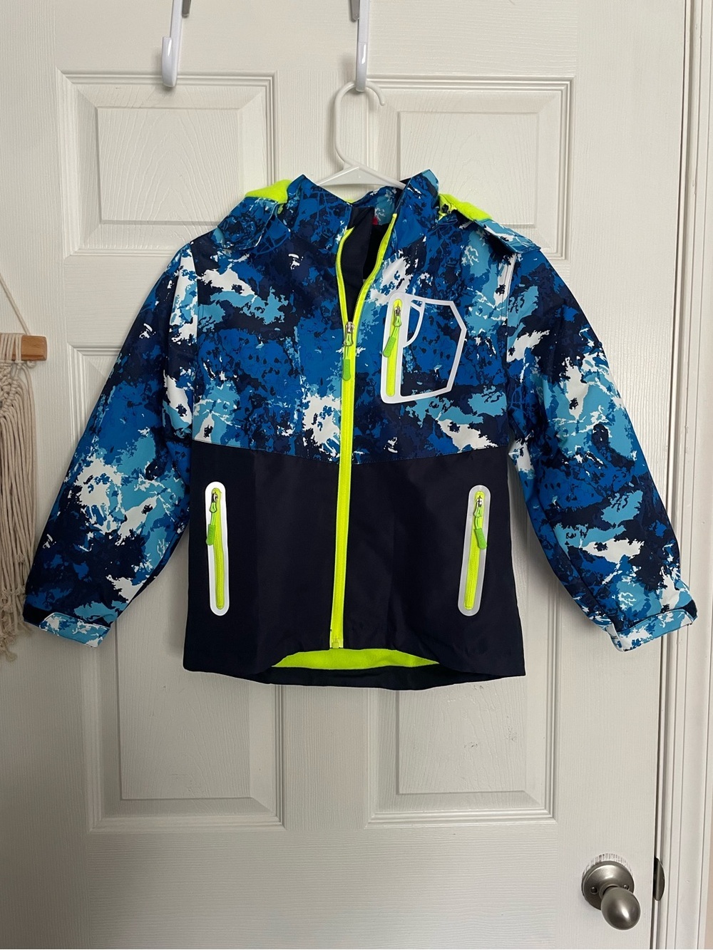 Top & Sky Kids size 7-8 Blue Camo Kids' Waterproof Jacket with Neon Accents
